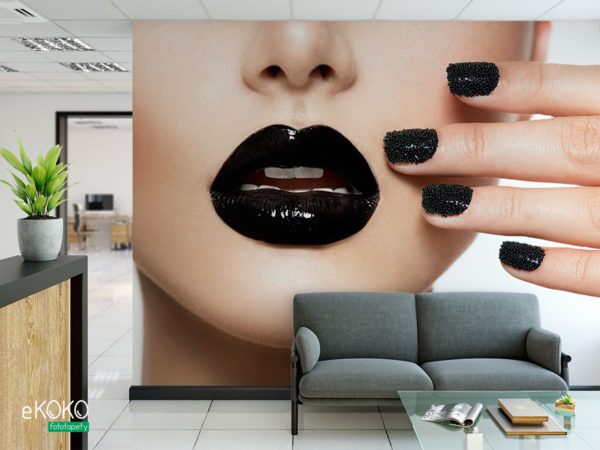 kobieta z makijażem i manicure w czarnej kolorystyce - fototapeta do salonu kosmetycznego