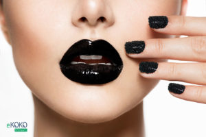 kobieta z makijażem i manicure w czarnej kolorystyce - fototapeta do salonu kosmetycznego