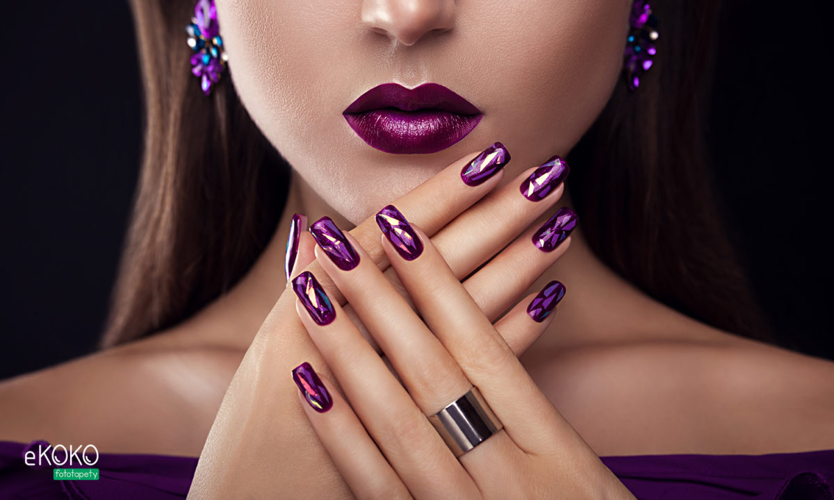 doskonały makijaż i manicure w odcieniach purpury - fototapeta do salonu fryzjerskiego, kosmetycznego