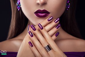 doskonały makijaż i manicure w odcieniach purpury - fototapeta do salonu fryzjerskiego, kosmetycznego