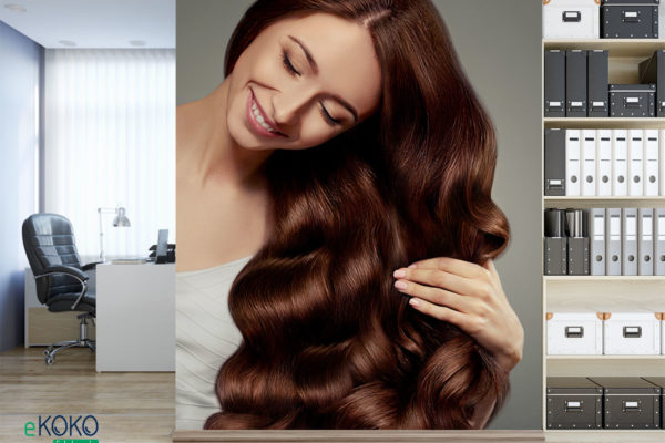 kobieta prezentuje długie falowane kasztanowe włosy - fototapeta do salonu fryzjerskiego