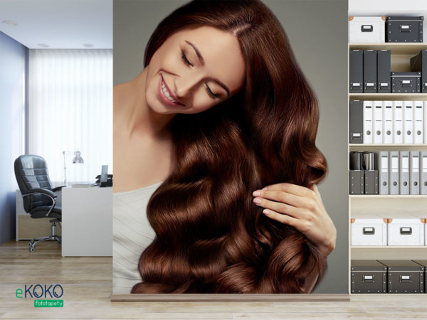 kobieta prezentuje długie falowane kasztanowe włosy - fototapeta do salonu fryzjerskiego