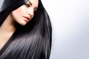kobieta o długich prostych czarnych włosach - fototapeta do salonu fryzjerskiego, kosmetycznego