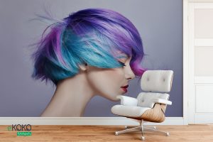 kobieta o krótkich rozwianych jaskrawych włosach - fototapeta do salonu fryzjerskiego, kosmetycznego