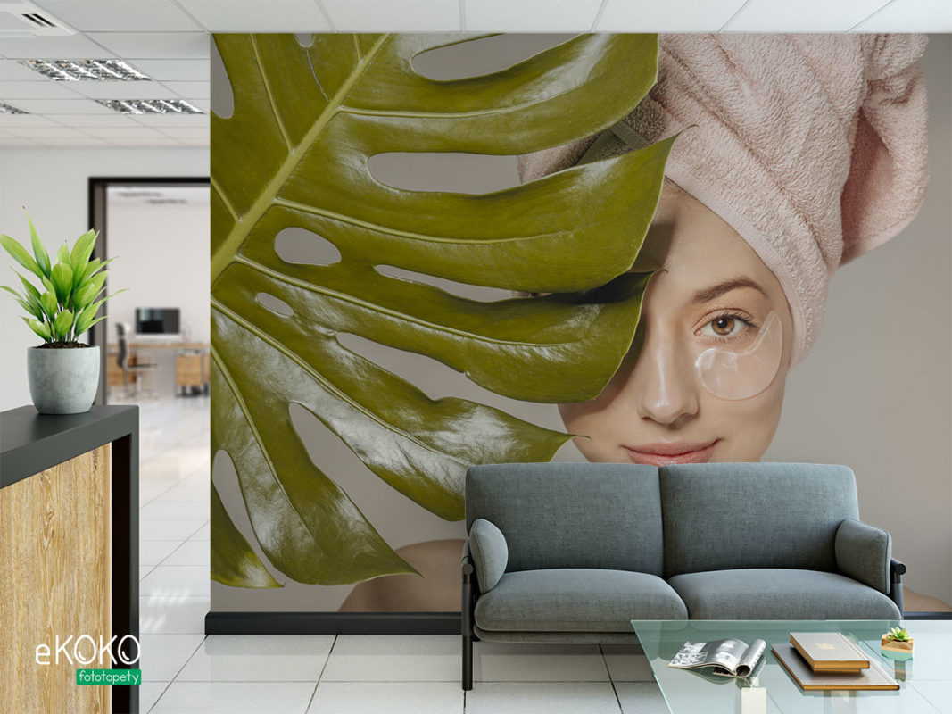 kobieta z ręcznikiem na głowie obok liścia - fototapeta do salonu kosmetycznego