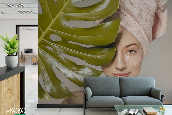 kobieta z ręcznikiem na głowie obok liścia - fototapeta do salonu kosmetycznego