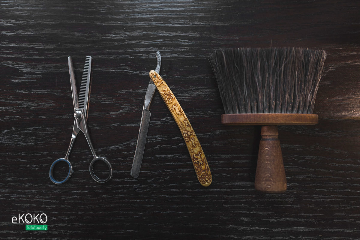 męskie narzędzia fryzjerskie w stylu retro na ciemnym drewnianym blacie - fototapeta do salonu fryzjerskiego