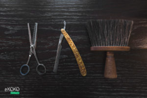 męskie narzędzia fryzjerskie w stylu retro na ciemnym drewnianym blacie - fototapeta do salonu fryzjerskiego