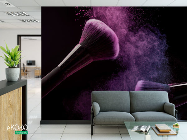 pędzle kosmetyczne i chmura pudru w fioletowych tonach - fototapeta do salonu kosmetycznego