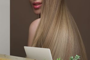 piękna blondynka prezentuje długie gładkie włosy - fototapeta do salonu fryzjerskiego, kosmetycznego