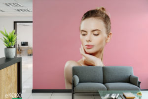 piękna kobieta w delikatnym makijażu na różowym tle - fototapeta do salonu kosmetycznego