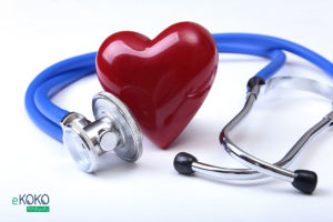 niebieski stetoskop z czerwonym sercem na białym tle - fototapeta do gabinetu medycznego