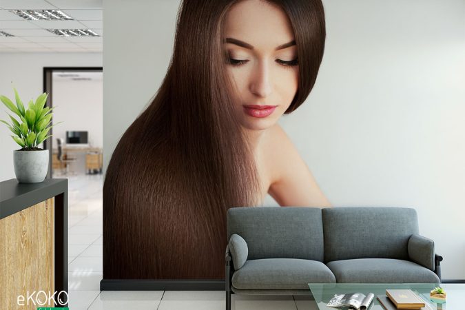 szatynka prezentuje długie proste włosy - fototapeta do salonu fryzjerskiego, kosmetycznego