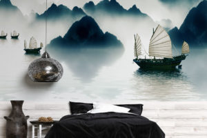 chińskie łodzie żaglowe na wodzie wśród gór mglistym porankiem - fototapeta