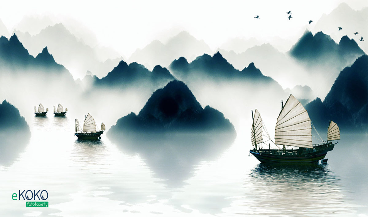 chińskie łodzie żaglowe na wodzie wśród gór mglistym porankiem - fototapeta