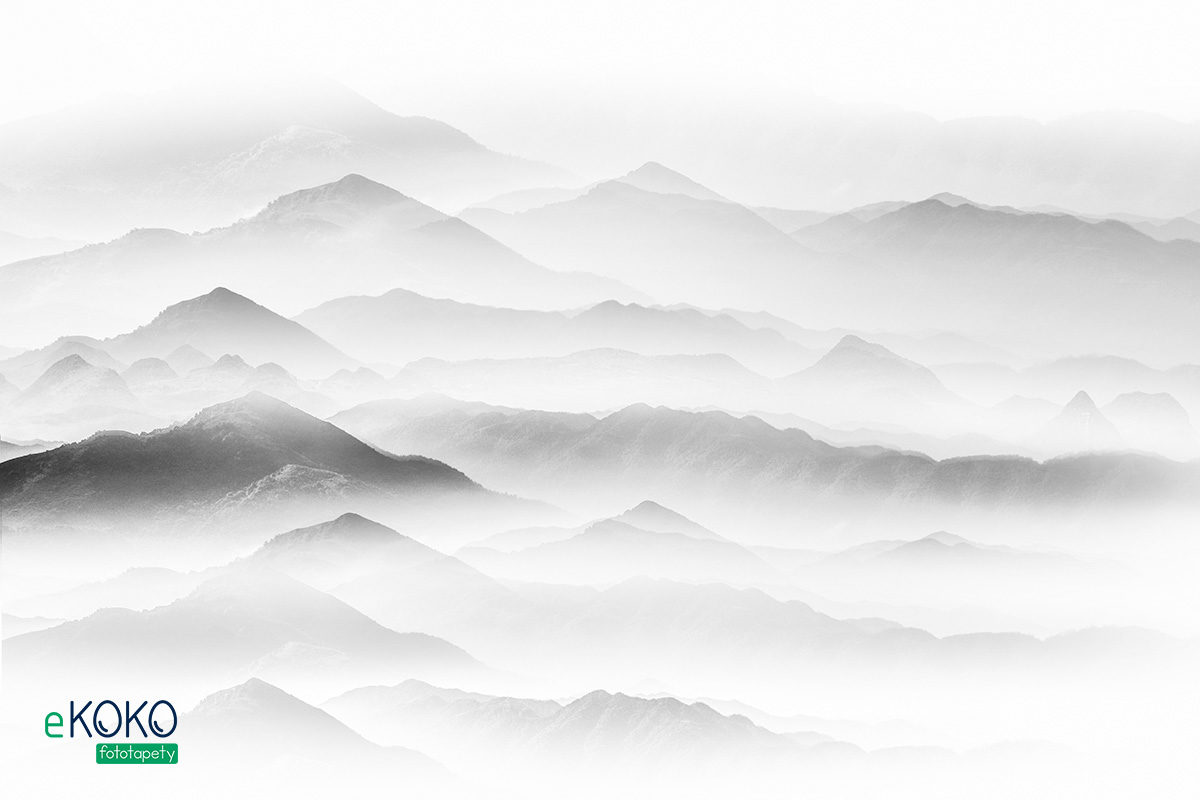 górskie szczyty pokryte mgłą - fototapeta