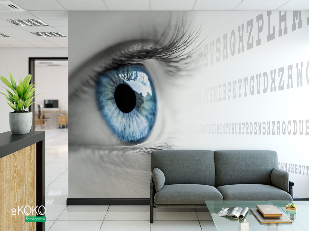 niebieskie oko wpatrzone w tablicę literową na białym tle - fototapeta do gabinetu okulistycznego