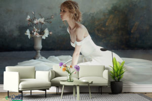 panna młoda w długiej białej sukni siedzi na podłodze – fototapeta do salonu ślubnego