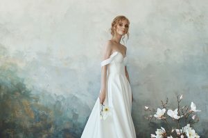 panna młoda w eleganckiej długiej białej sukni – fototapeta do salonu ślubnego