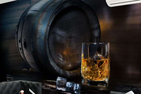 szklanka whisky i kostki lodu na tle drewnianej beczki - fototapeta do pubu, restauracji