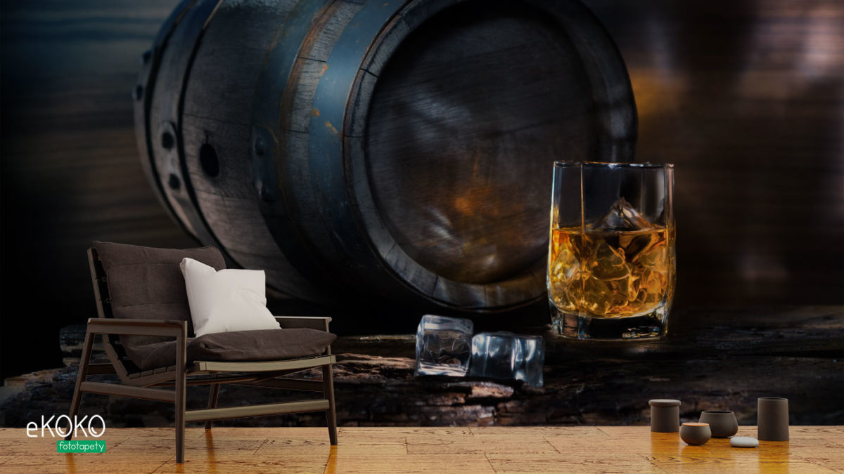 szklanka whisky i kostki lodu na tle drewnianej beczki - fototapeta do pubu, restauracji