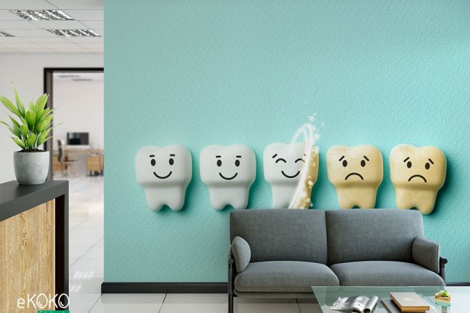 modele zębów przed i po wybieleniu na błękitnym tle - fototapeta do gabinetu stomatologicznego