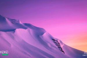 krajobraz śnieżna zaspa w górach w różowej poświacie - fototapeta