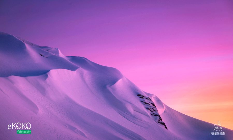 krajobraz śnieżna zaspa w górach w różowej poświacie - fototapeta
