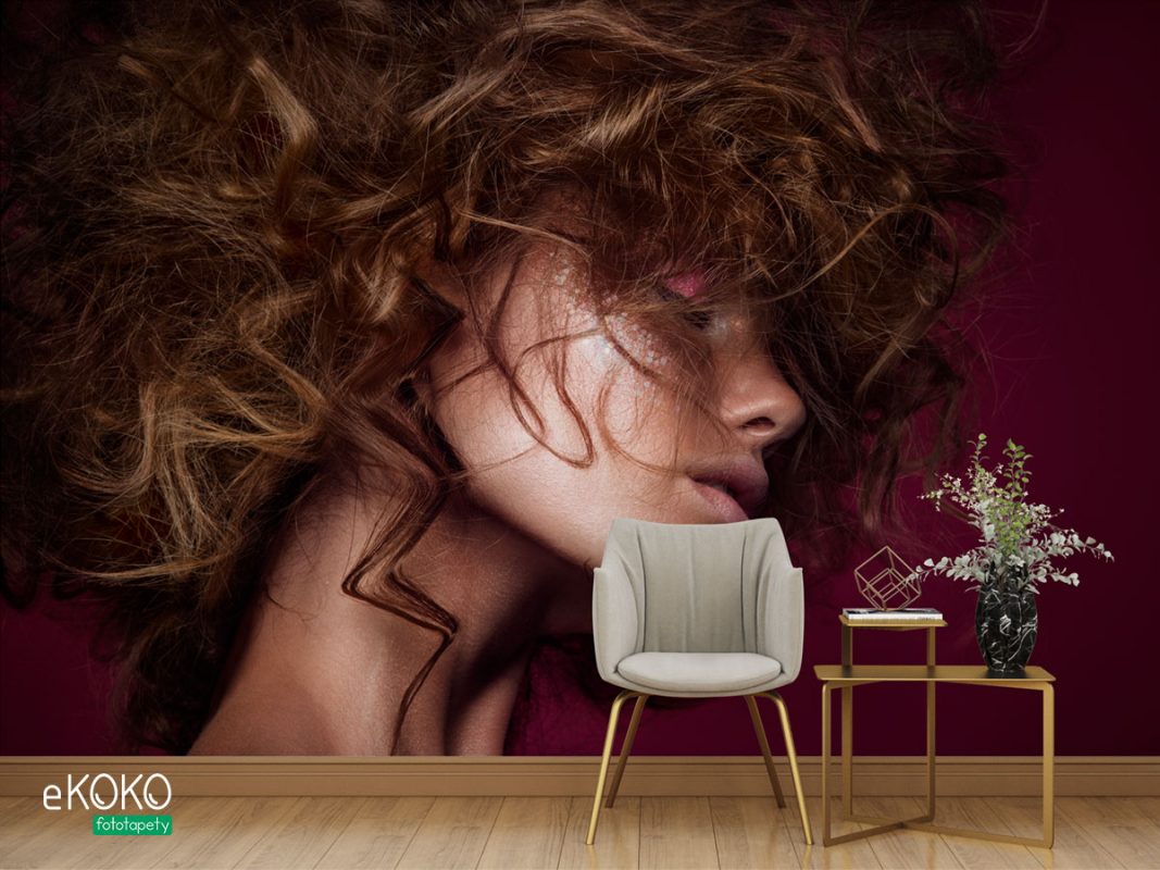 kobieta w błyszczącym makijażu na bordowym tle - fototapeta do salonu fryzjerskiego, kosmetycznego