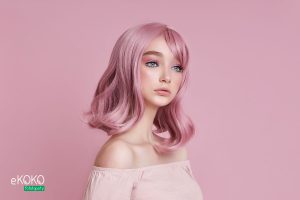 kobieta w różowych podkręconych włosach na różowym tle - fototapeta do salonu fryzjerskiego, kosmetycznego