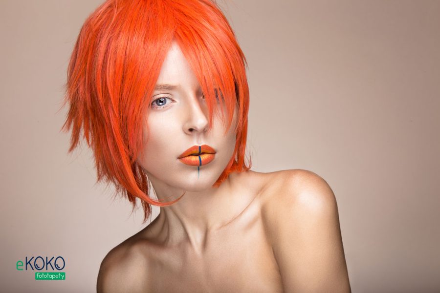 modelka o niedługich marchewkowych włosach - fototapeta do salonu fryzjerskiego, kosmetycznego