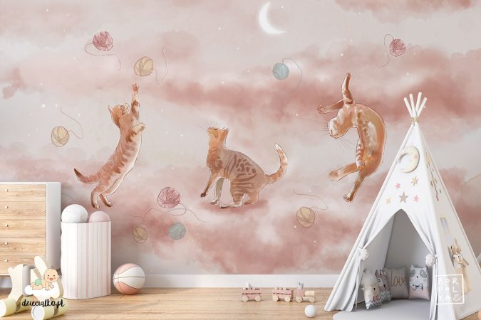 trzy koty bawią się kolorowymi kłębkami włóczki na beżowym tle – fototapeta dla dzieci