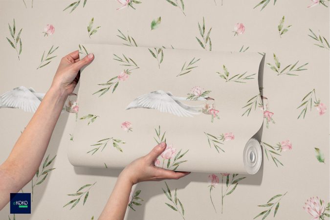 pattern łabędź i mysz wśród kwiatów i liści na beżowym tle - tapeta dla dzieci